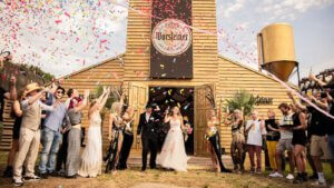 Mehr über den Artikel erfahren Jetzt bewerben: Standesamtliche Festivalhochzeit bei PAROOKAVILLE 2025