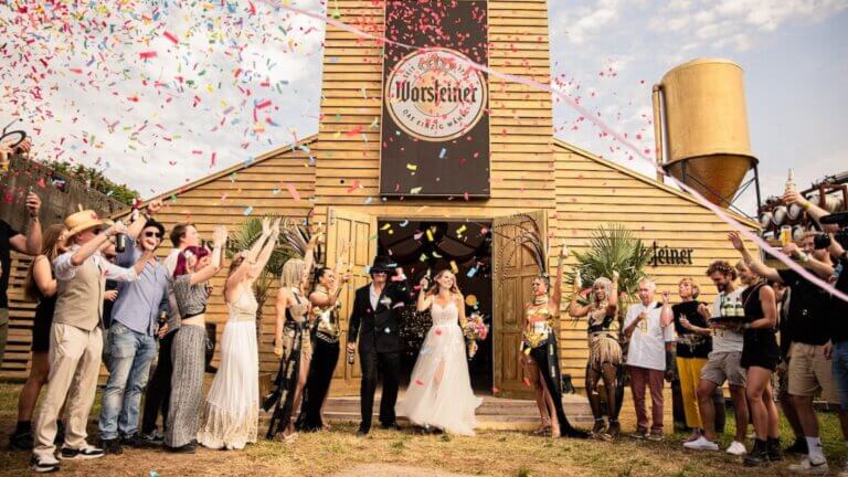 Mehr über den Artikel erfahren Jetzt bewerben: Standesamtliche Festivalhochzeit bei PAROOKAVILLE 2025