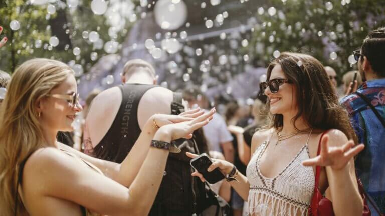 Mehr über den Artikel erfahren The Odes of Orbyz: Tomorrowland veröffentlicht neuen Festival-Roman 2025