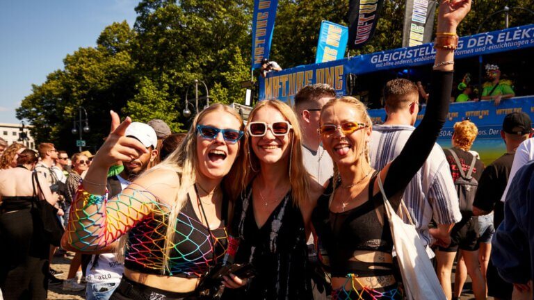 Mehr über den Artikel erfahren Nature One feiert 30 Jahre mit eigenem Wagen bei der Rave The Planet Parade 2025